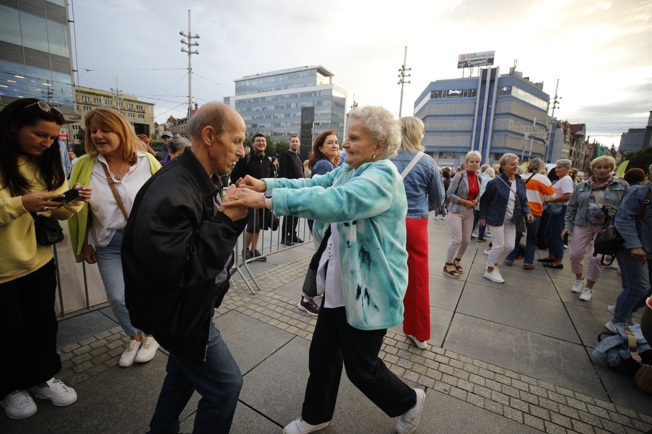 Pierwsza w sezonie potańcówka przed Teatrem Śląskim. Tańczyli do hitów Bruno Marsa i Anny German. Tłum na Roztańczonym Wyspiańskim