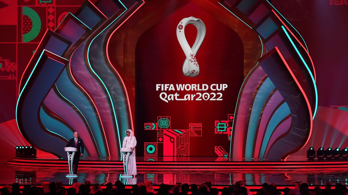 FIFA president Gianni Infantino (L) and the Emir of Qatar Sheikh Tamim bin Hamad al-Thani on stage at the start of the main draw for the FIFA World Cup 2022 in Doha, Qatar, 01 April 2022. EPA/NOUSHAD THEKKAYIL Dostawca: PAP/EPA.