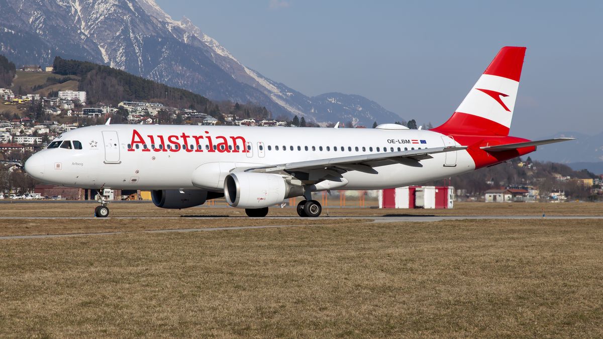 INNSBRUCK, TIROL, AUSTRIA - 2022/03/05: An Austrian Airlines Aurbus 320 taxiing to departure from Innsbruck Kranebitten airport. (Photo by Fabrizio Gandolfo/SOPA Images/LightRocket via Getty Images)