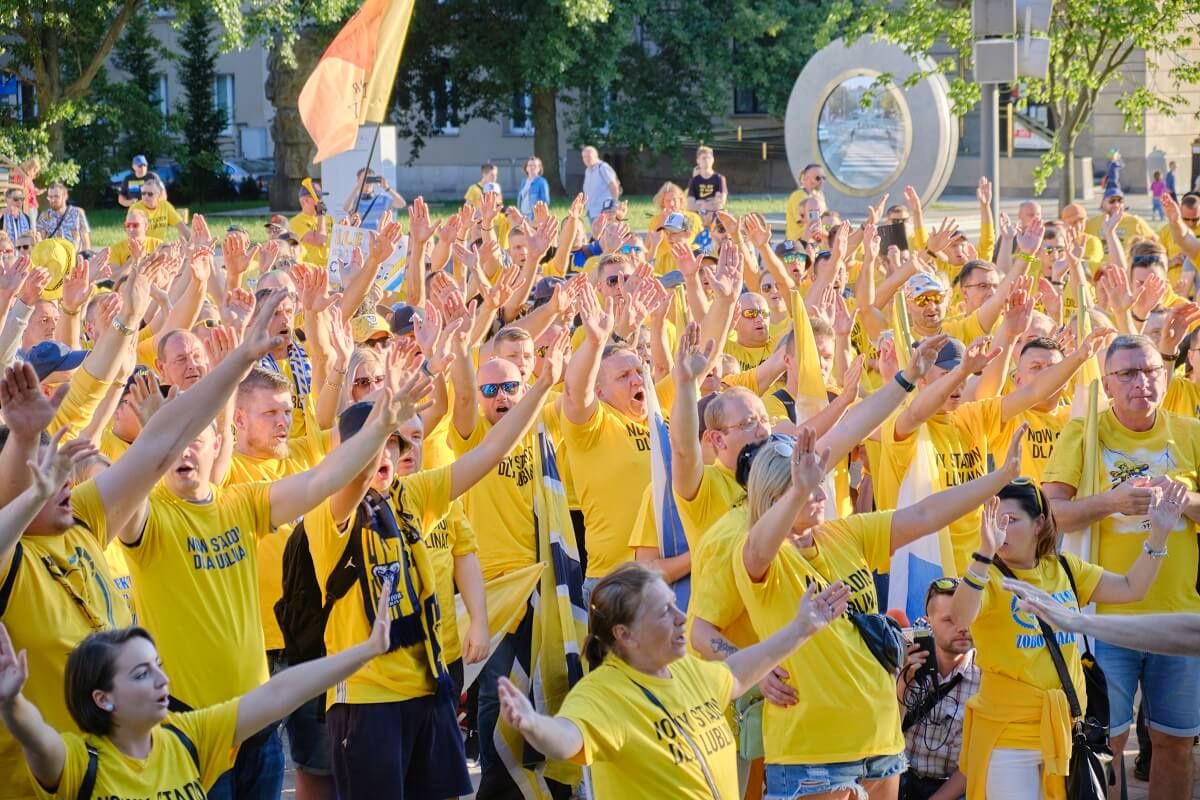 Manifestacja kibiców żużlowego Motoru Lublin na placu Litewskim