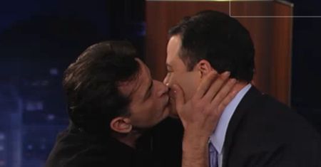 Charlie Sheen SZALEJE! Całuje mężczyznę! (WIDEO)