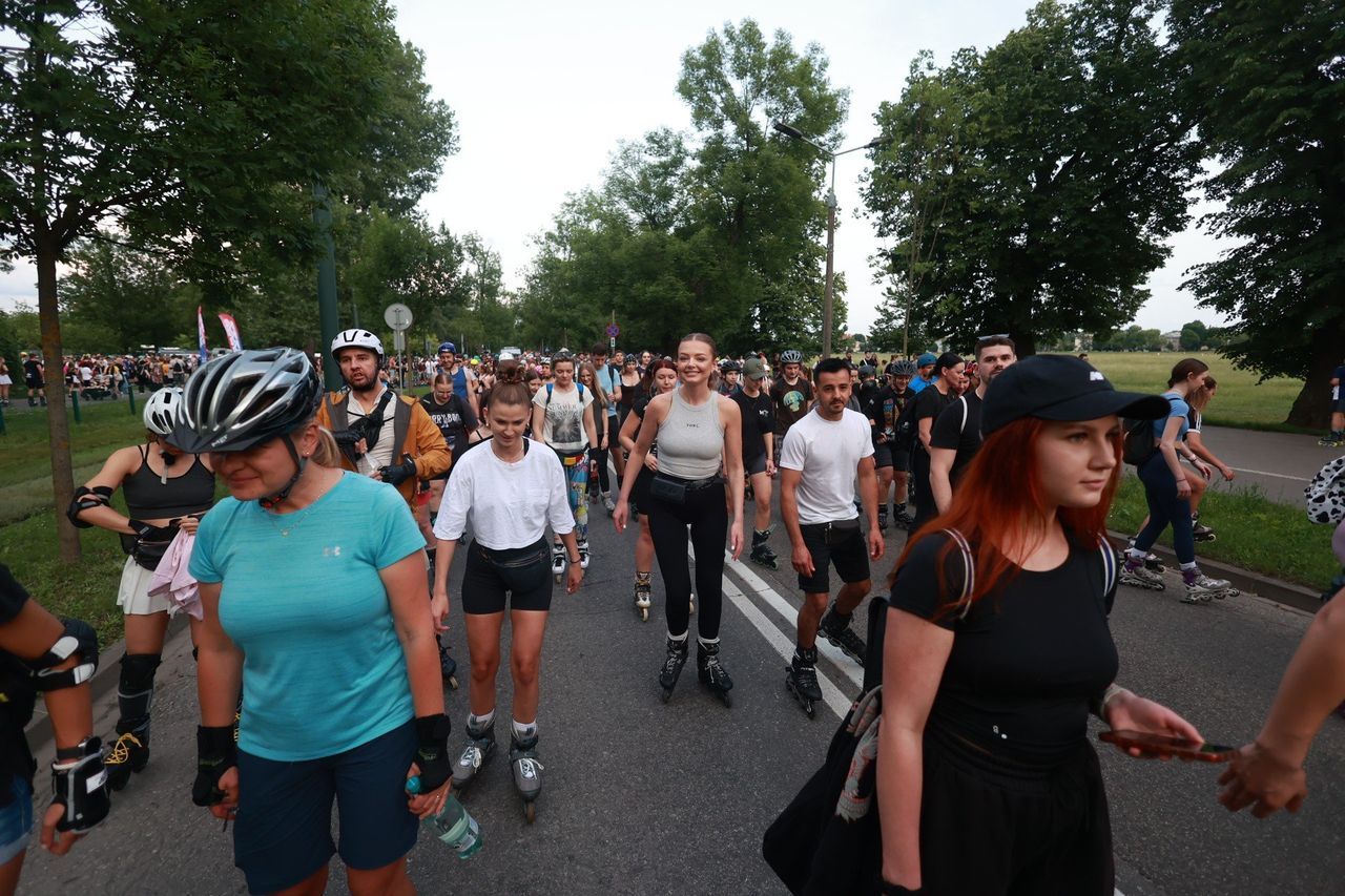 Mieli jechać w czasie meczu Wisły Kraków. Ruszyli dziś. Wielki przejazd rolkowy Nightskating Kraków