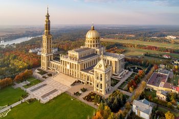 13 najwspanialszych sanktuariów w Polsce. Oto miejsca, które trzeba zobaczyć! "Polska Jerozolima", zabytki UNESCO, świątynia skryta w górach