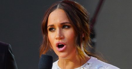 Meghan Markle tylko UDAWAŁA, że przeprowadza wywiady w podcaście? "Podwładni odwalali robotę, a potem DOKLEJALI jej głos"