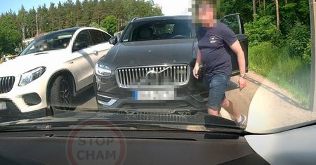 Agresor z Volvo wyskoczył z auta. Wszystko się nagrało
