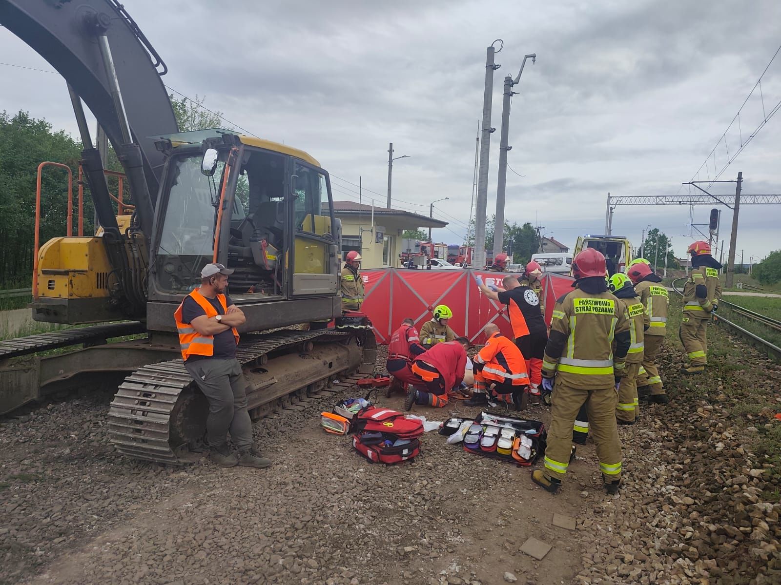 Ciężko ranny operator koparki zabrany przez LPR