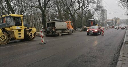 Drogowcy układają ostatnią warstwę asfaltu. Utrudnienia na al. Piłsudskiego