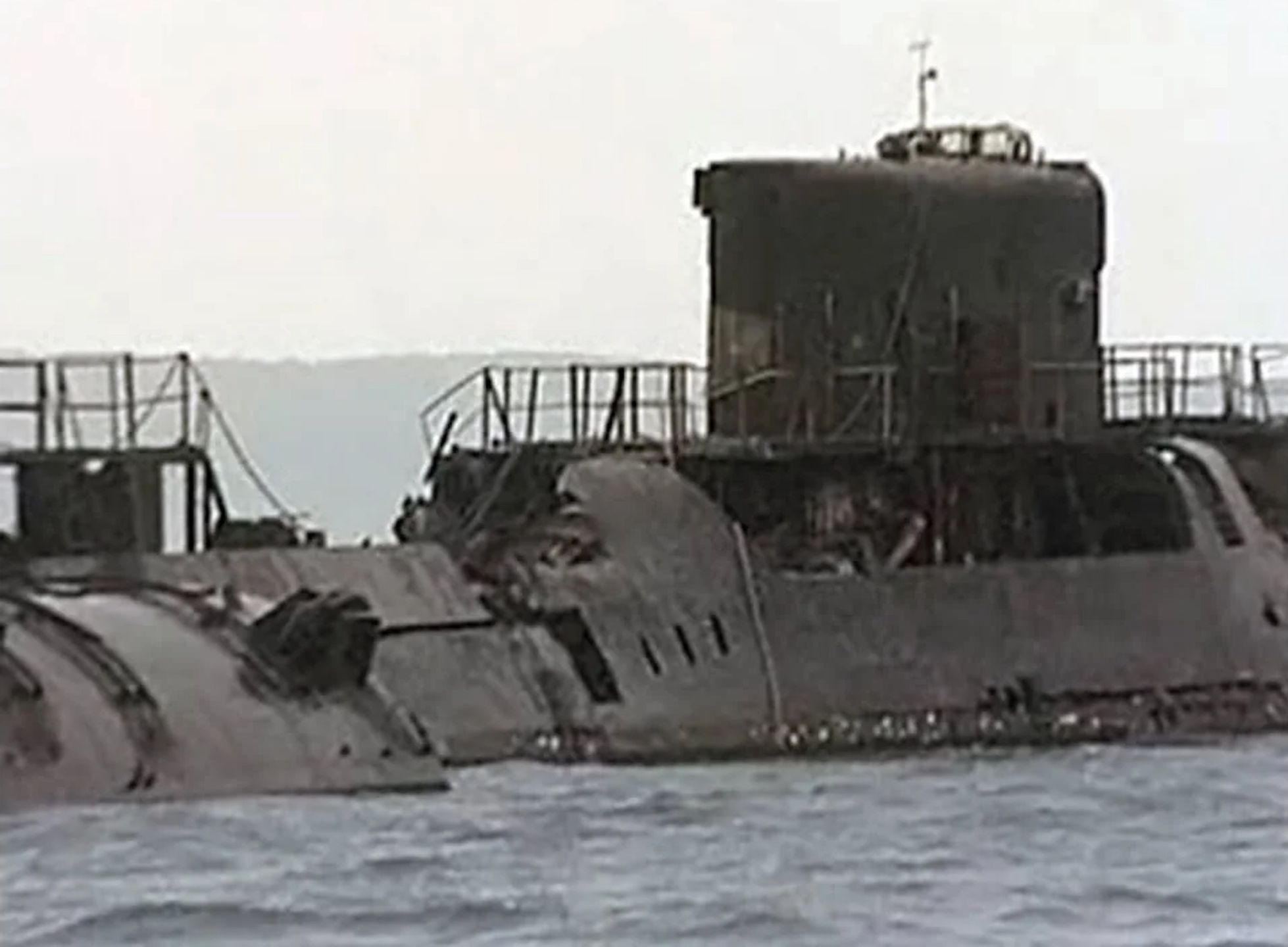 Uszkodzony po eksplozji kadłub K-431