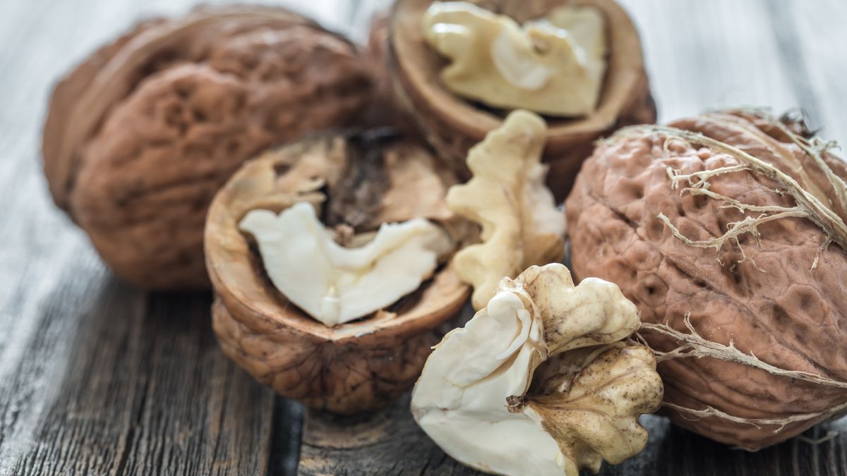 Jak pozbyć się gorzkiej skórki w orzechach włoskich?