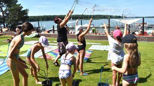 Atrakcje na powitanie wakacji na plaży w Pieczyskach. Ratownicy: - Jest nas za mało na cały Zalew Koronowski