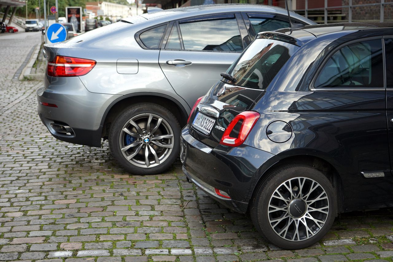 Właściciele SUV-ów zapłacą więcej? Wiceminister: Polska może pójść drogą Francji