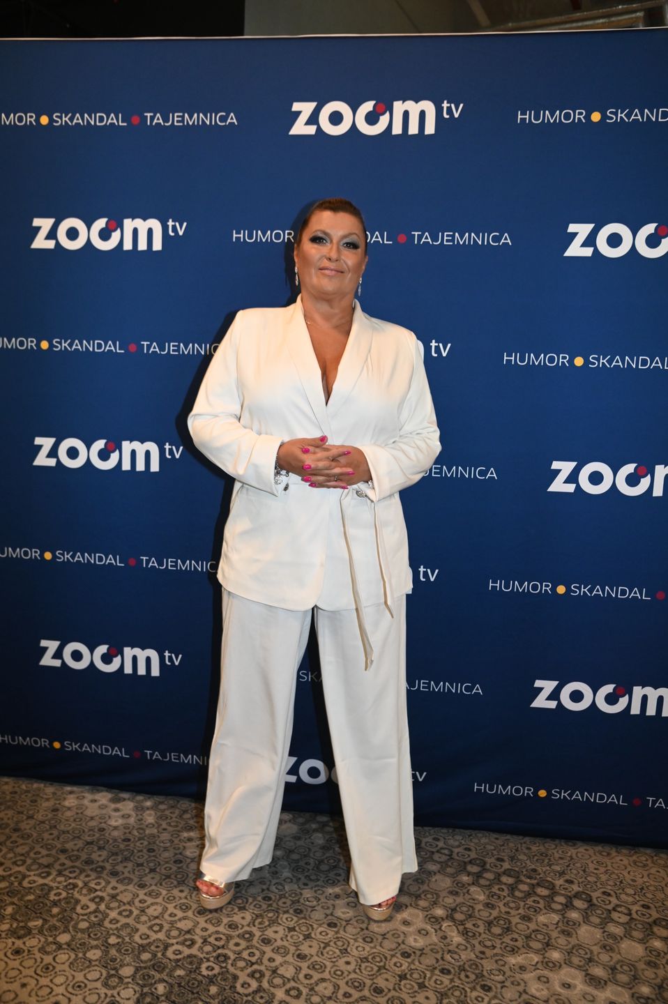 Katarzyna Skrzynecka w białym garniturze