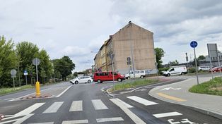 Lewoskręt na tym skrzyżowaniu to wyzwanie. Radny proponuje budowę sygnalizacji świetlnej
