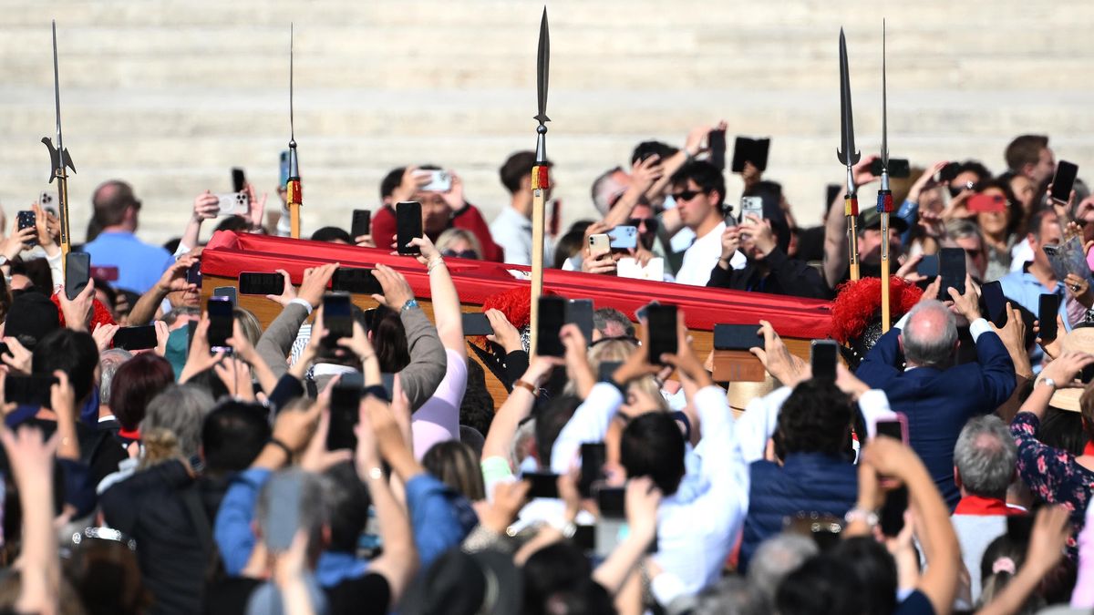 Pallbearers carry the coffin of Pope Francis past faithful to Saint Peter's Basilica, in Vatican City, 23 April 2025. The body of the late pontiff will be transferred from the Chapel of Casa Santa Marta to Saint Peter's Basilica for public viewing. The funeral will take place on 26 April 2025. EPA/ETTORE FERRARI Dostawca: PAP/EPA.