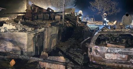 Nocny pożar zabudowań gospodarczych. W środku maszyny do produkcji kafli piecowych. Straty na 1,5 mln zł