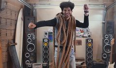 Guma, sznurówki, lina, ośmiornica i pocałunek w reklamach Heyah (wideo making of)