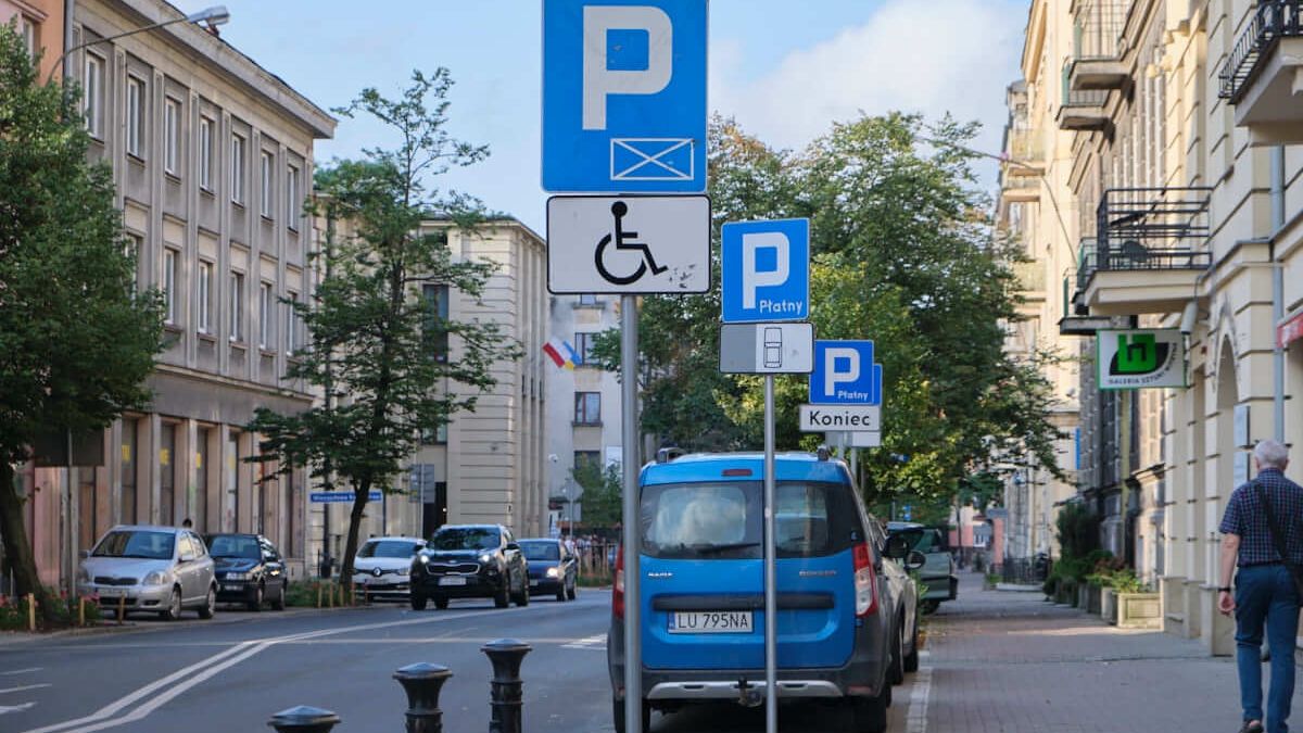 samochody zaparkowane w strefie płatnego parkowania (SPP) w Lublinie
