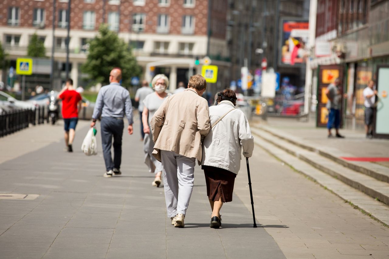 Wytchnienie części seniorów przyniosą za to "czternastki", które już w listopadzie trafią na konta rolników czy pracowników służb mundurowych. 