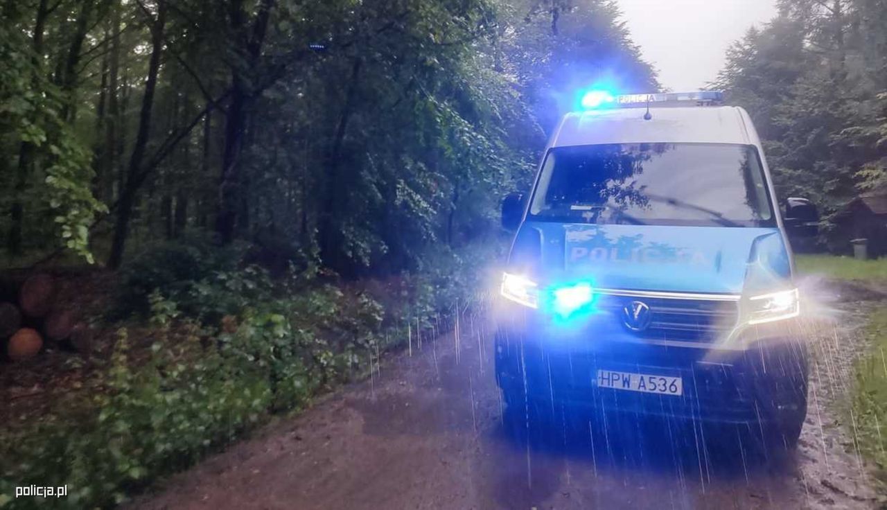 12-latek zadzwonił na policję. W drzwiach stała zapłakana kobieta