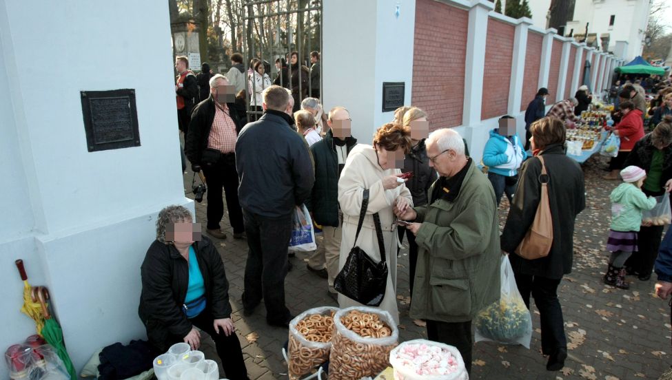 Nowa moda pod cmentarzami. Podano ceny na Wszystkich Świętych