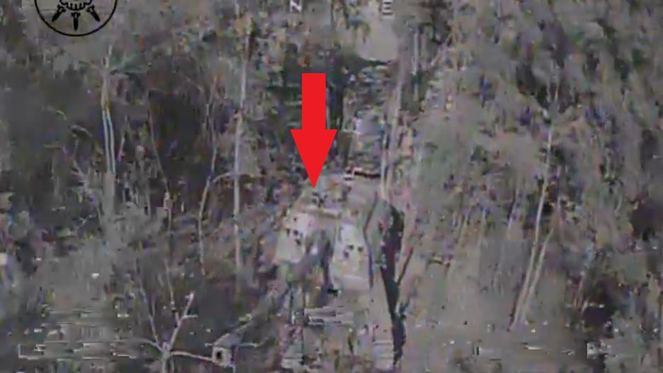 Rosyjska Msta-S tuż przed trafieniem przez drona FPV.