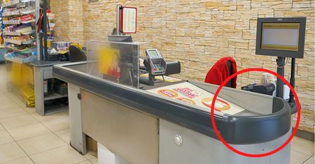 To zagłębienie jest przy prawie każdej kasie. Mało kto wie, do czego służy