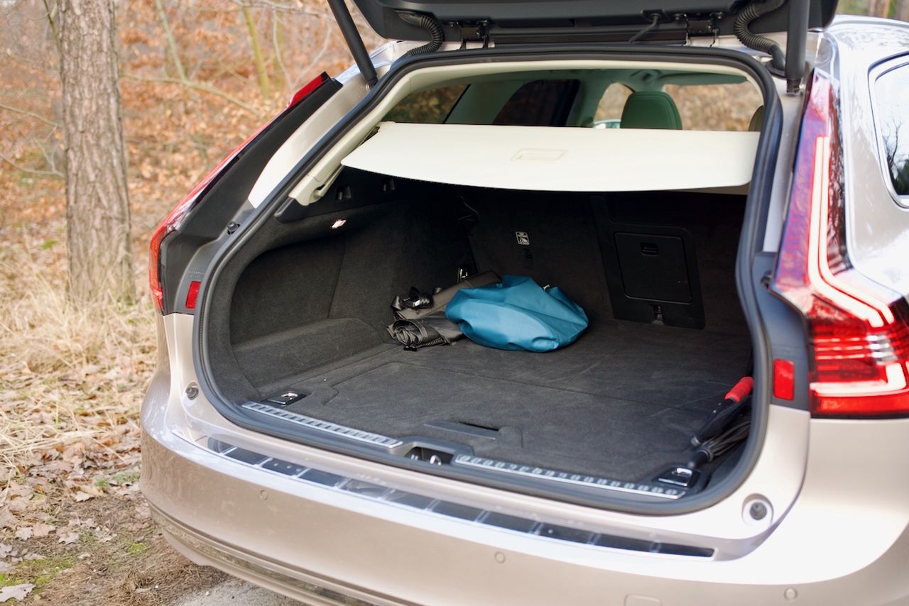 Volvo V90 ma sporych rozmiarów bagażnik