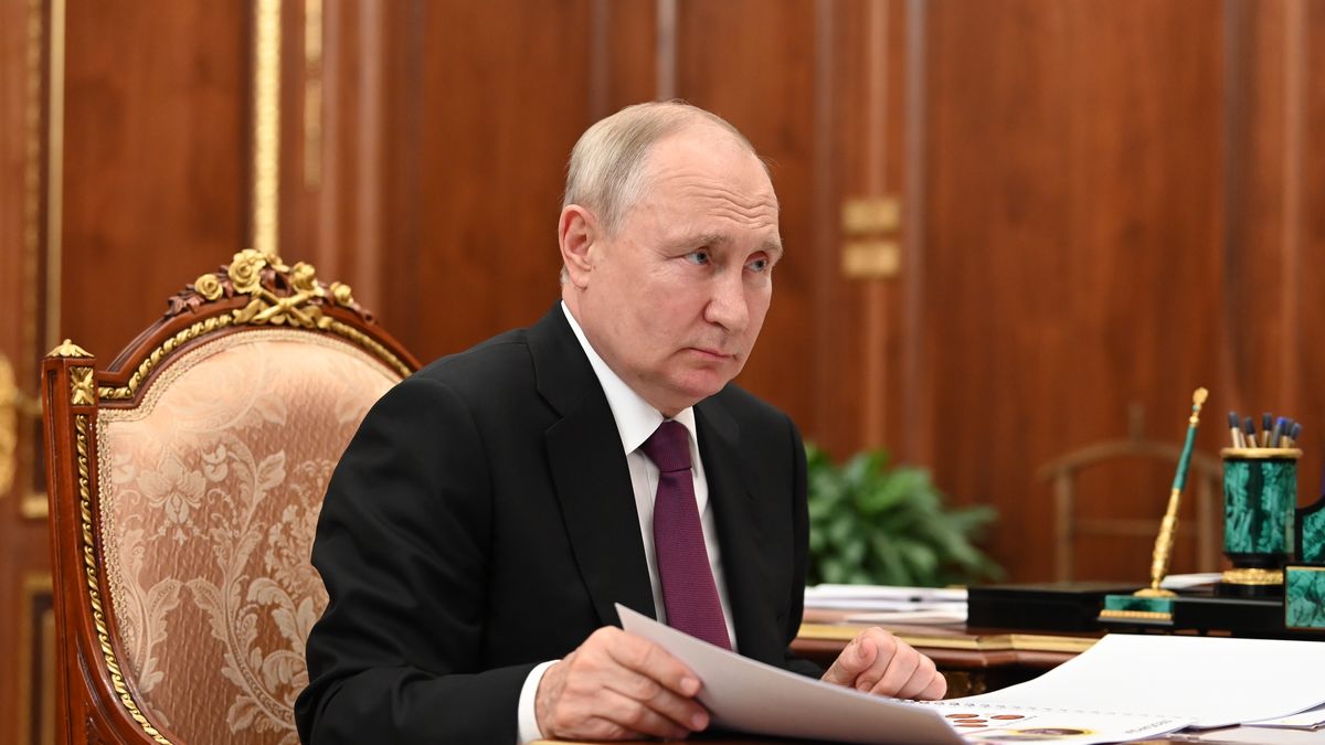 Russian President Vladimir Putin speaks with Minister of Natural Resources and Environment Alexander Kozlov, during their meeting at the Kremlin in Moscow, Russia, 06 September 2023. EPA/MIKHAEL KLIMENTYEV / SPUTNIK / KREMLIN POOL MANDATORY CREDIT Dostawca: PAP/EPA.