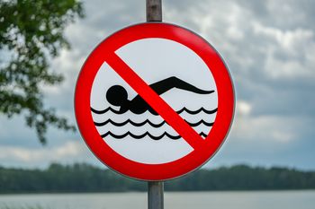 Czerwone flagi na plażach. Zakaz kąpieli w Zachodniopomorskiem i na Kaszubach