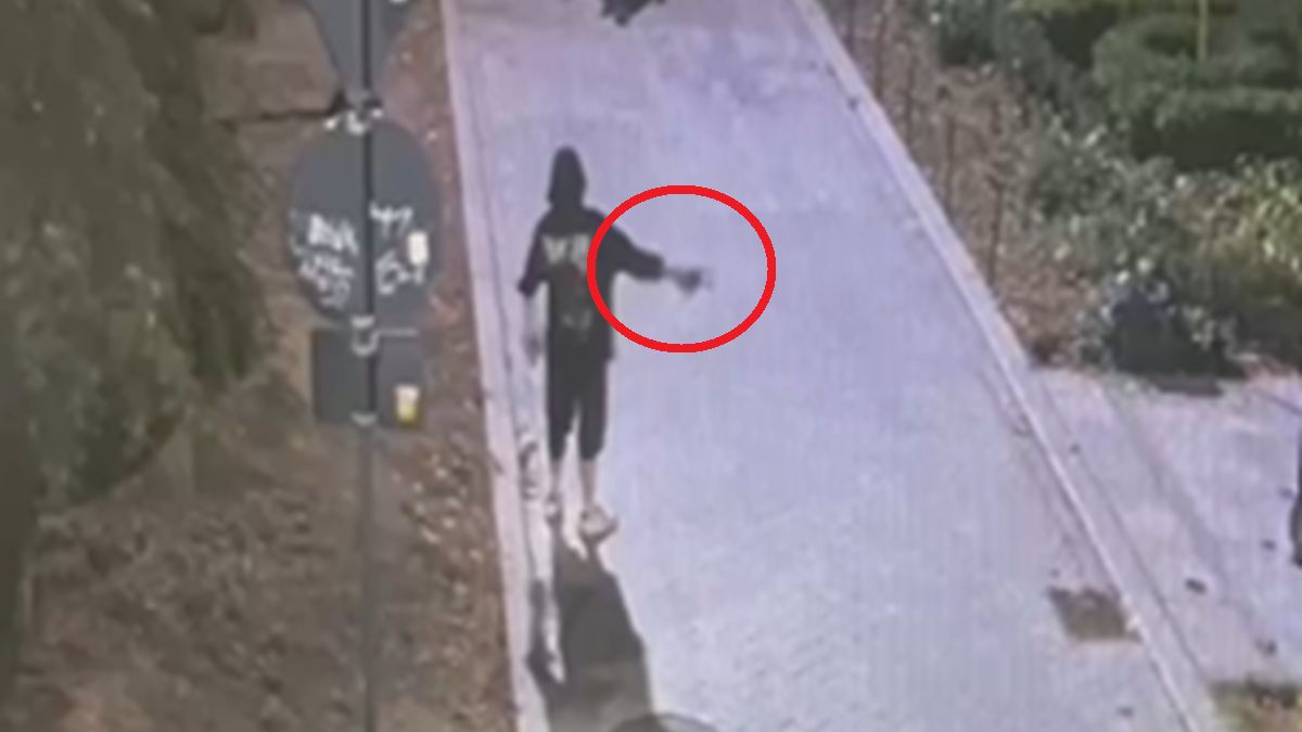 Mężczyzna celował do policjantów.