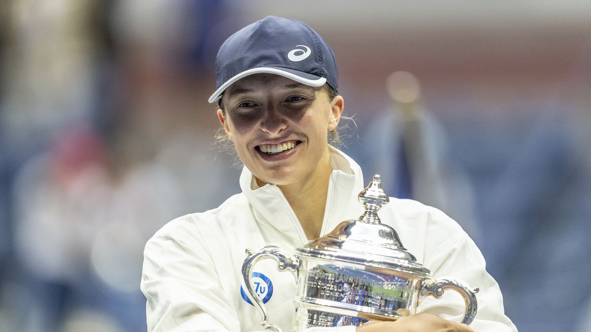 NEW YORK, USA - SEPTEMBER 10:Iga Swiatek of Poland pose with the trophy after victory in final of US Open Championships against Ons Jabeur of Tunisia at USTA Billie Jean King National Tennis Center in New York on September 10, 2022. Swiatek won in straight sets. It was her second Grand Slam victory in this year and first ever for Polish woman. (Photo by Lev Radin/Anadolu Agency via Getty Images)