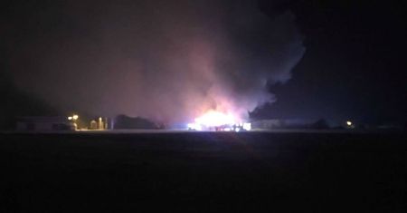 Wielki pożar stolarni w Kalinówce koło Lublina. Strażacy walczą z ogniem