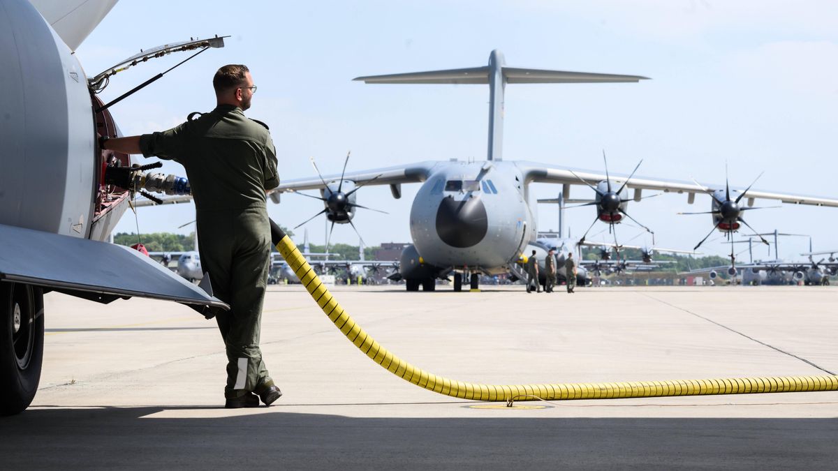 International Air Force Maneuver "Air Defender 2023
06 June 2023, Lower Saxony, Wunstorf: A soldier refuels an aircraft next to an Airbus A400M of the German Air Force with special livery " Air Defender 2023" at Wunstorf Air Base in the Hanover region. From June 12 to 23, 25 nations and 10,000 soldiers with 250 aircraft will take part in the air force maneuver "Air Defender 2023" under German leadership. Photo: Julian Stratenschulte/dpa 
Dostawca: PAP/DPA
Julian Stratenschulte
Air traffic, Defense, Nato, German Armed Forces, NATO exercise, Exercise, Air Force Exercise, Field tank farm
