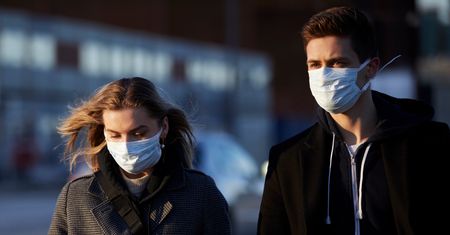 Zniesienie obostrzeń dzieli Polaków. Niektórzy marzą o powrocie do "normalności", inni sądzą, że na to za wcześnie