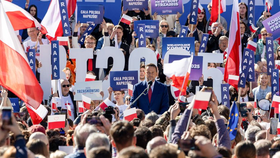 Poznań, 27.04.2025. Wybory Prezydenta RP 2025 - kampania. Kandydat KO w zbliżających się wyborach na fotel prezydenta RP, prezydent Warszawy Rafał Trzaskowski (C) podczas spotkania otwartego z mieszkańcami, 27 bm. w Poznaniu. (ad) PAP/Paweł Jaskółka