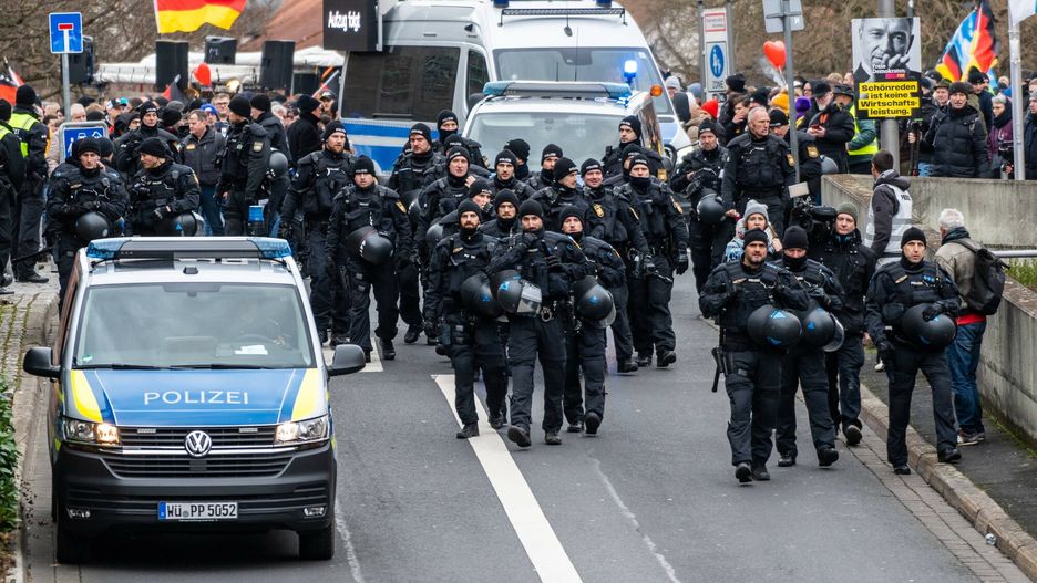 Atak no?ownika w Bawarii
Aschaffenburg, Bavaria, Germany - January 26, 2025: Demonstration in Aschaffenburg due to knife attack. A large group of heavily equipped police officers march in formation at a demonstration, accompanied by emergency vehicles. The officers secure the area while demonstrators with banners and flags stand at the side of the road. *** Demonstration in Aschaffenburg wegen Messerangriff. Eine gro�e Gruppe von schwer ausger?steten Polizeikr�ften marschiert in Formation bei einer Demonstration, begleitet von Einsatzfahrzeugen. Die Beamten sichern den Bereich, w�hrend Demonstranten mit Transparenten und Fahnen am Stra�enrand stehen.
IMAGO/Michael Bihlmayer