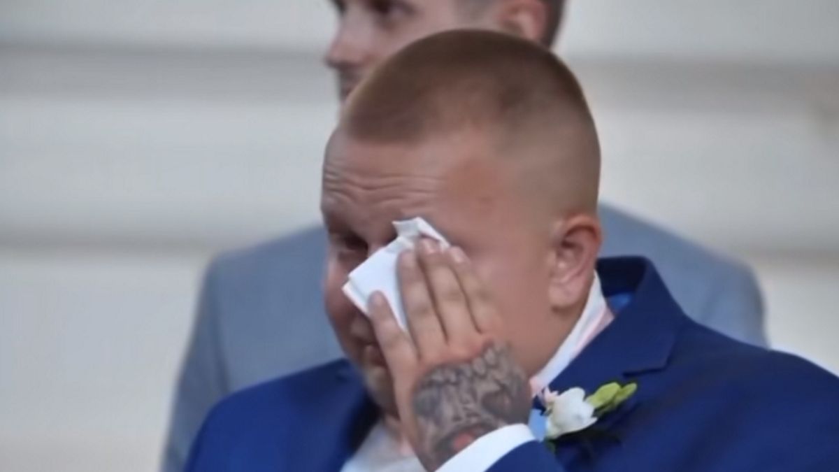 Pan Młody nie mógł powstrzymać łez na własnym ślubie. 