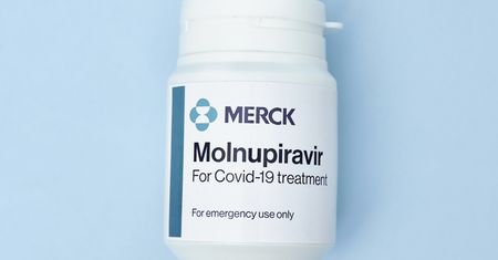Lagevrio (molnupiravir). Analizujemy ulotkę pierwszego leku na COVID-19