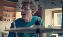 Perkusista i Marek Kondrat w kampanii ING Banku Śląskiego przekonuje, że „są rzeczy, na których nie warto oszczędzać” (wideo)