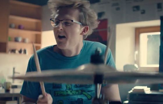 Perkusista i Marek Kondrat w kampanii ING Banku Śląskiego przekonuje, że „są rzeczy, na których nie warto oszczędzać” (wideo)