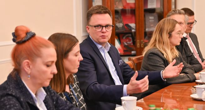 Marszałek Sejmu gwiazdą internetu. "Sympatyczny człowiek w świecie tłustych kotów" czy "jaskrawy przykład tabloidyzacji polityki"?