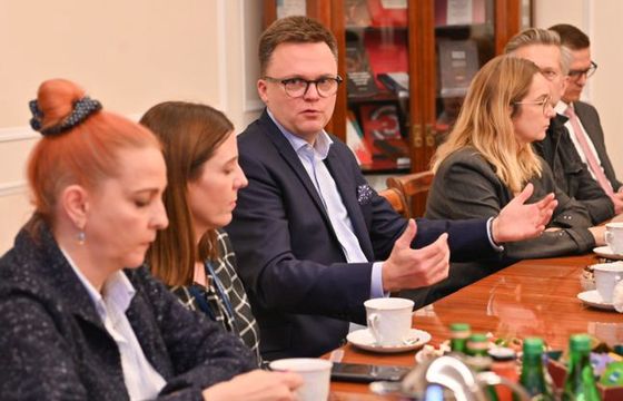 Marszałek Sejmu gwiazdą internetu. "Sympatyczny człowiek w świecie tłustych kotów" czy "jaskrawy przykład tabloidyzacji polityki"?