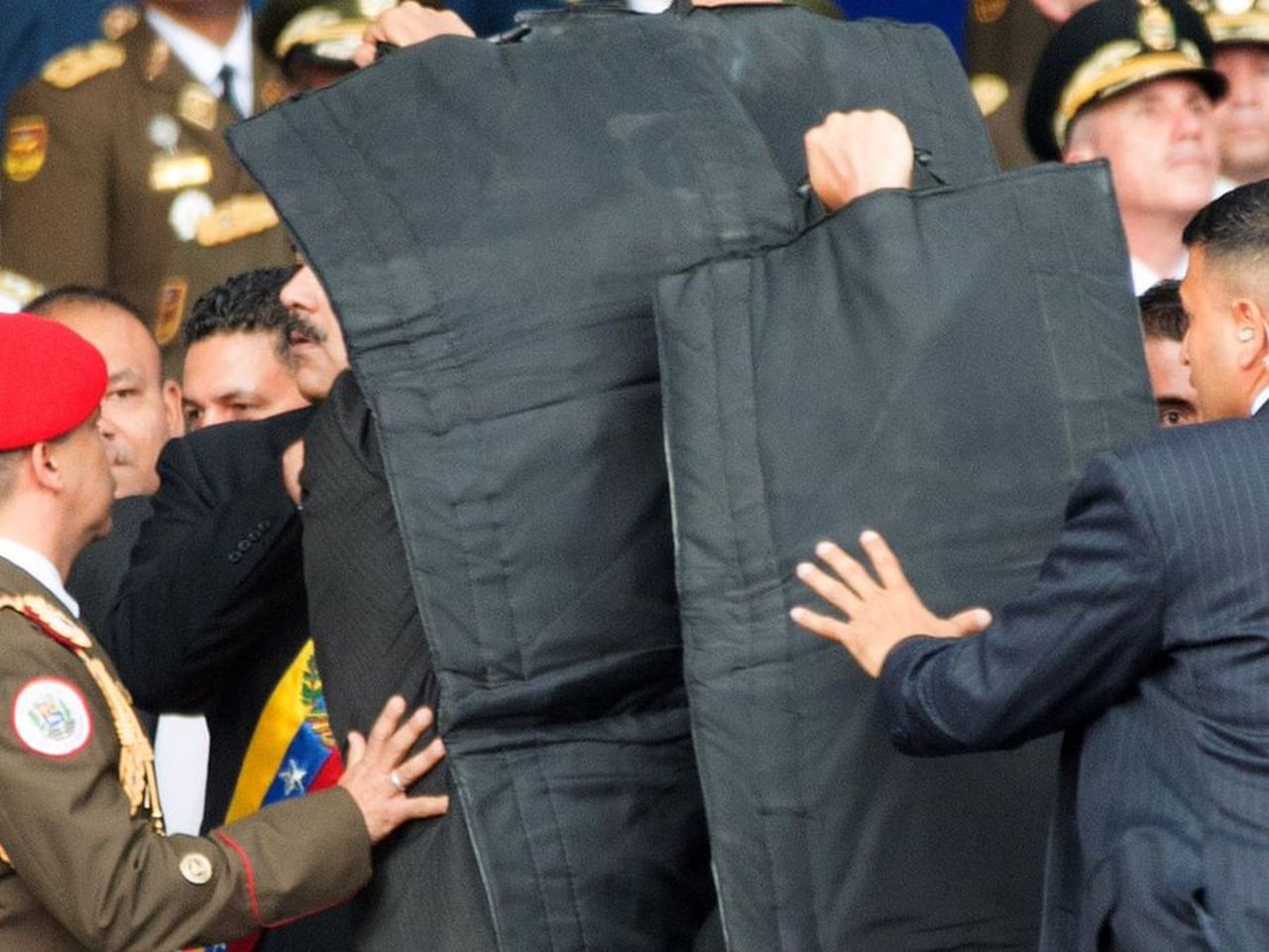 Nicolás Maduro chroniony składanymi osłonami bezpośrednio po próbie zamachu