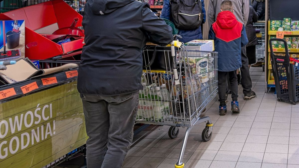 Od 2025 roku Wigilia będzie wolna, ale dojdzie handlowa niedziela. Związkowcy komentują