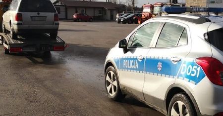 Passatem w TDI na podwójnym gazie uciekał przed policjantami. Miał zakaz prowadzenia i 2 promile alkoholu