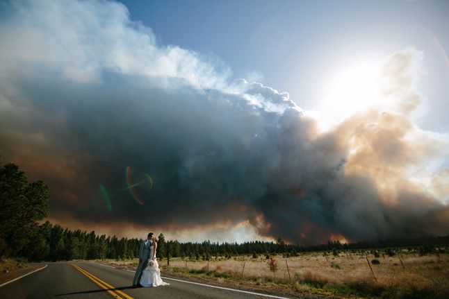 April i Michaela spotkało coś zgoła innego. Pożar, ogromny i naprawdę groźny. Two Bulls Wildfire trawił wszystko na swojej drodze, niebezpiecznie zbliżając się do miejsca ceremonii.