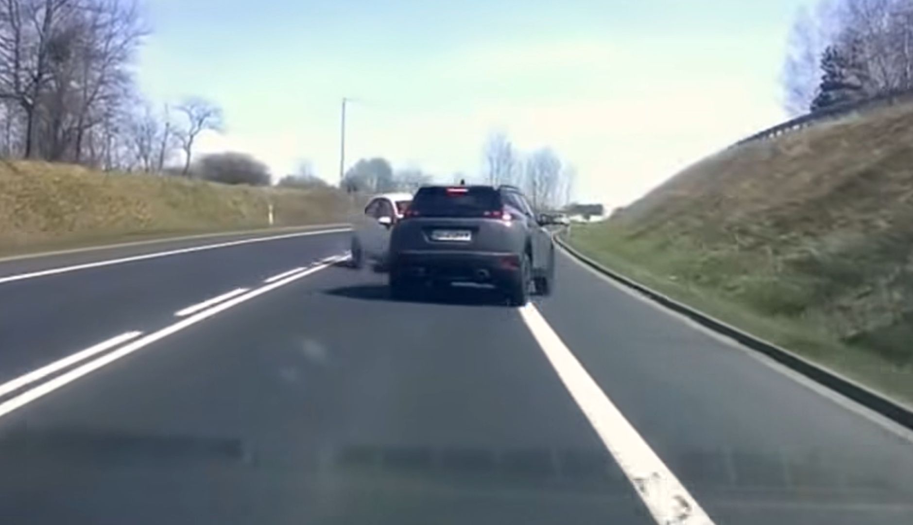 Porażające nagranie. Kia nagle zjechała. Cztery osoby w szpitalach