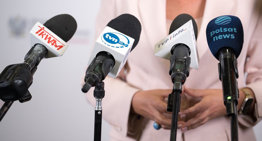Członek KRRiT: telewizja nie umiera. "Fakty" TVN i "19:30" w TVP oglądają miliony ludzi