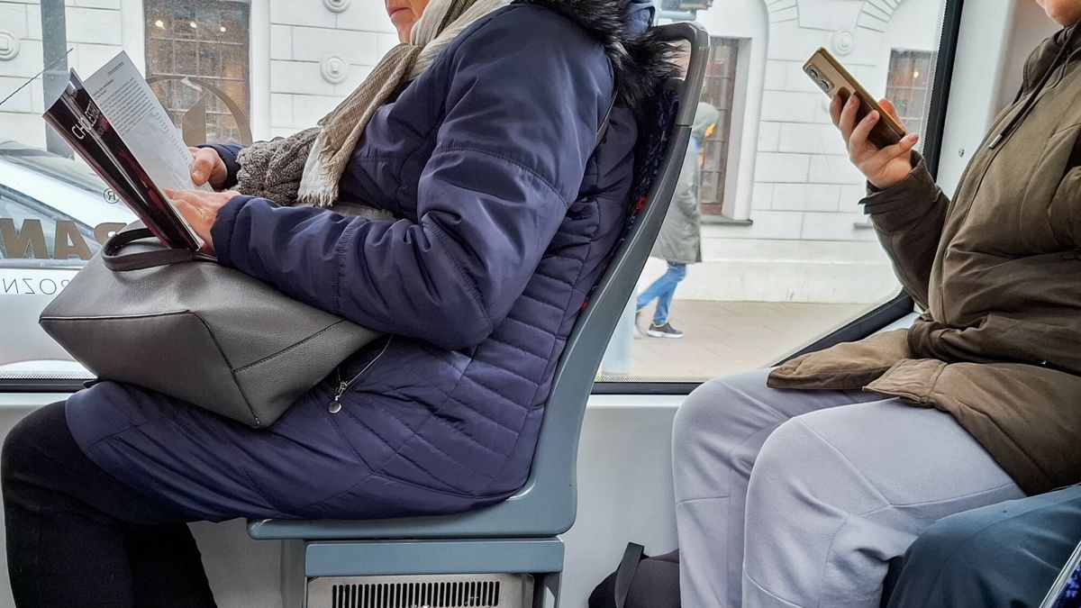 Reporter archiwum 2024 12
20.12.2024 Lodz. Spadek czytlelnictwa w Polsce: czytelnicy ksiazek w wersji papierowej versus czytlenicy artykulow w urzadzeniach elektronicznych w tramwaju. Fot. Piotr Kamionka/REPORTER
Piotr Kamionka/REPORTER