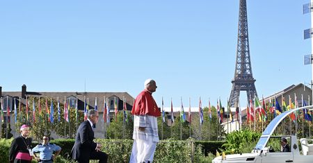 Papież Leon XIV we Francji. Prasa pisze o entuzjastycznym przyjęciu
